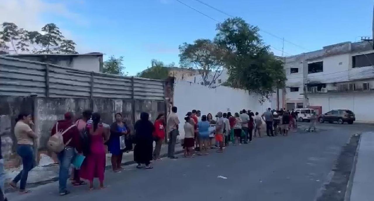GRANDE FILA SE FORMA NO SAC DE ILHÉUS PARA EMISSÃO DE RG GRANDE FILA SE FORMA NO SAC DE ILHÉUS PARA EMISSÃO DE RG