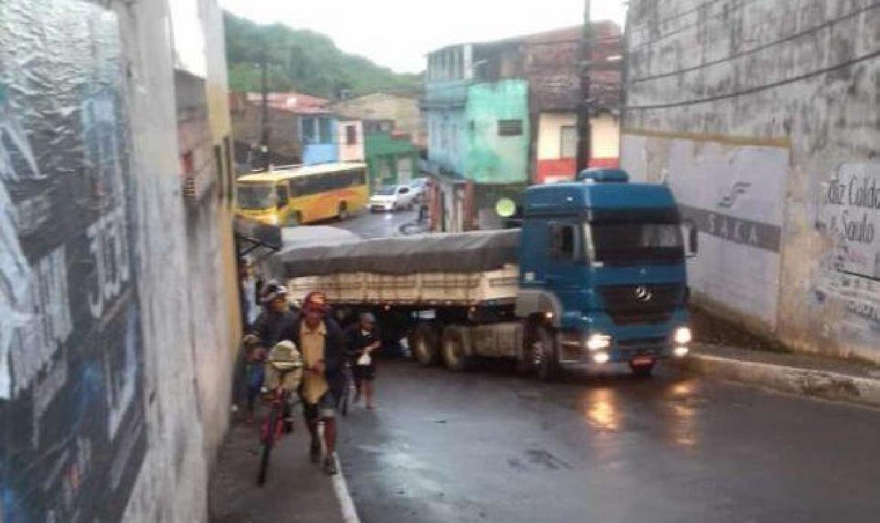 ILHÉUS: CARRETA BITREM TRAVA ACESSO AO PONTAL ILHÉUS: CARRETA BITREM TRAVA ACESSO AO PONTAL