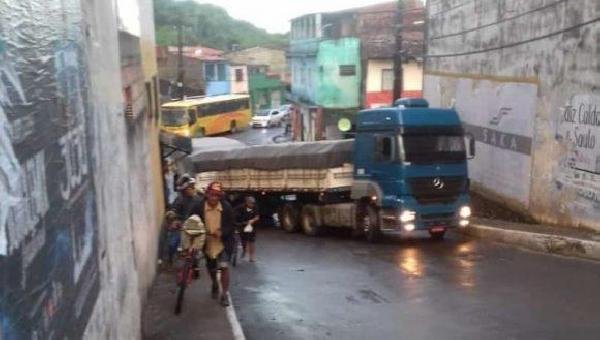 ILHÉUS: CARRETA BITREM TRAVA ACESSO AO PONTAL