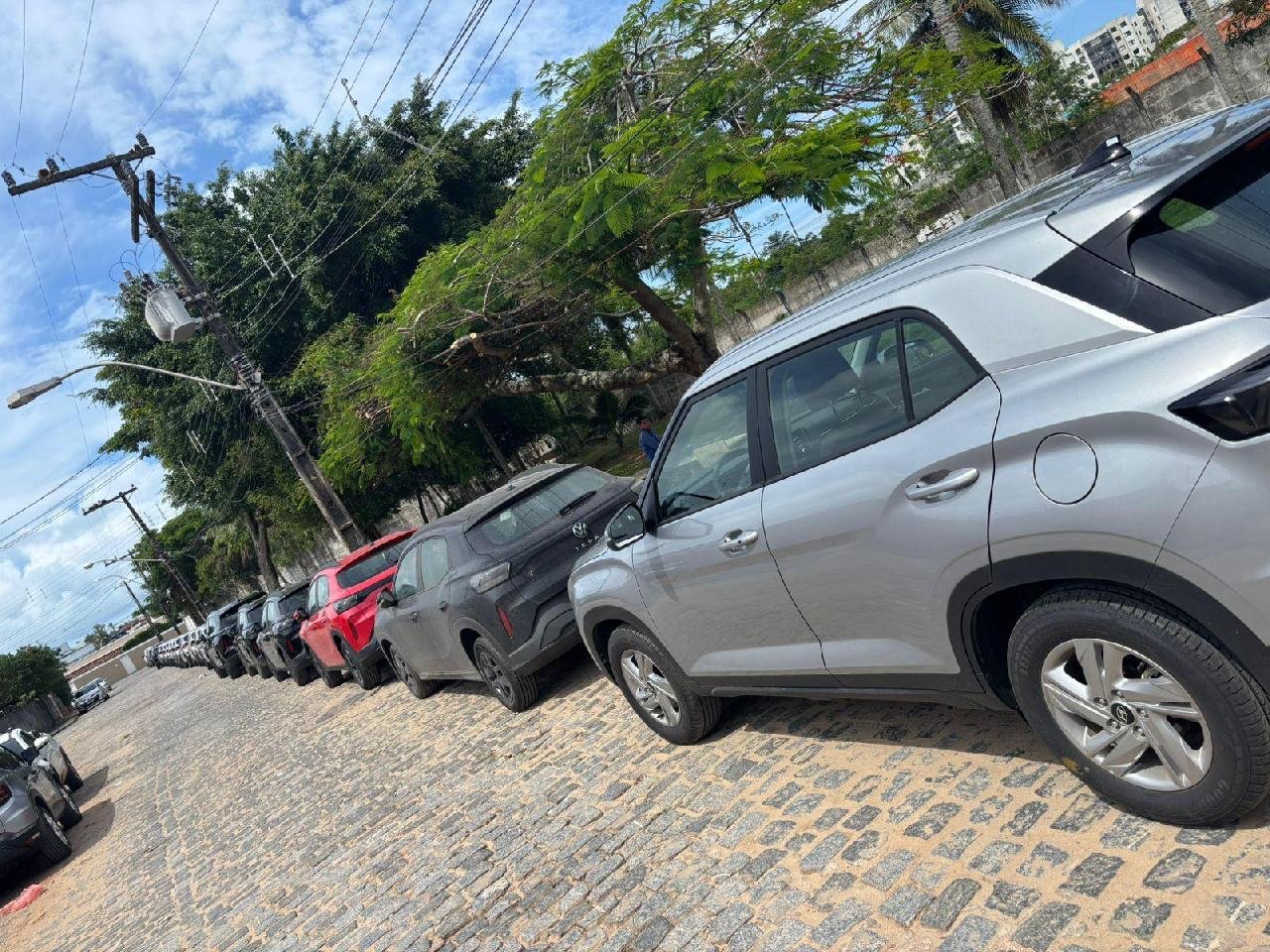 MORADOR DENUNCIA CARROS DE LOCADORA ESTACIONADOS EM VIA PÚBLICA NA SAPETINGA