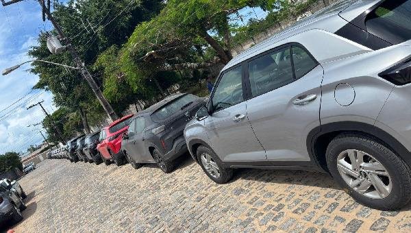 MORADOR DENUNCIA CARROS DE LOCADORA ESTACIONADOS EM VIA PÚBLICA NA SAPETINGA