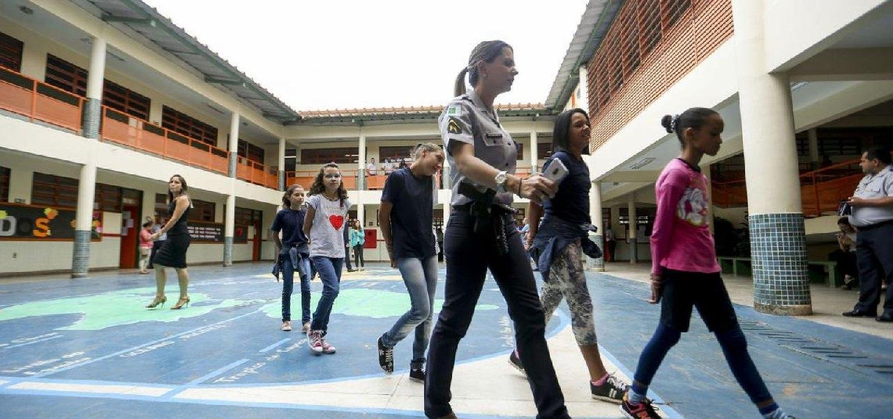ESCOLAS CÍVICO-MILITARES TERÃO AULAS DE 'VALORES E ATITUDES', DIZ MEC ESCOLAS CÍVICO-MILITARES TERÃO AULAS DE 'VALORES E ATITUDES', DIZ MEC