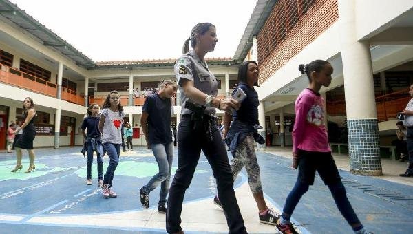 ESCOLAS CÍVICO-MILITARES TERÃO AULAS DE 'VALORES E ATITUDES', DIZ MEC