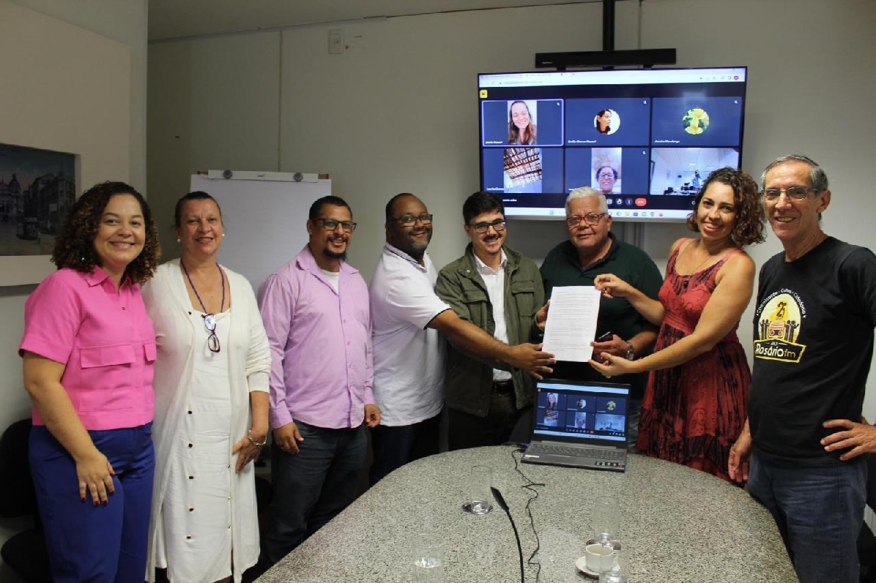 CASA CIVIL RECEBE DOCUMENTO COM PROPOSTA DA FRENTE BAIANA PELA DEMOCRATIZAÇÃO DA COMUNICAÇÃO CASA CIVIL RECEBE DOCUMENTO COM PROPOSTA DA FRENTE BAIANA PELA DEMOCRATIZAÇÃO DA COMUNICAÇÃO