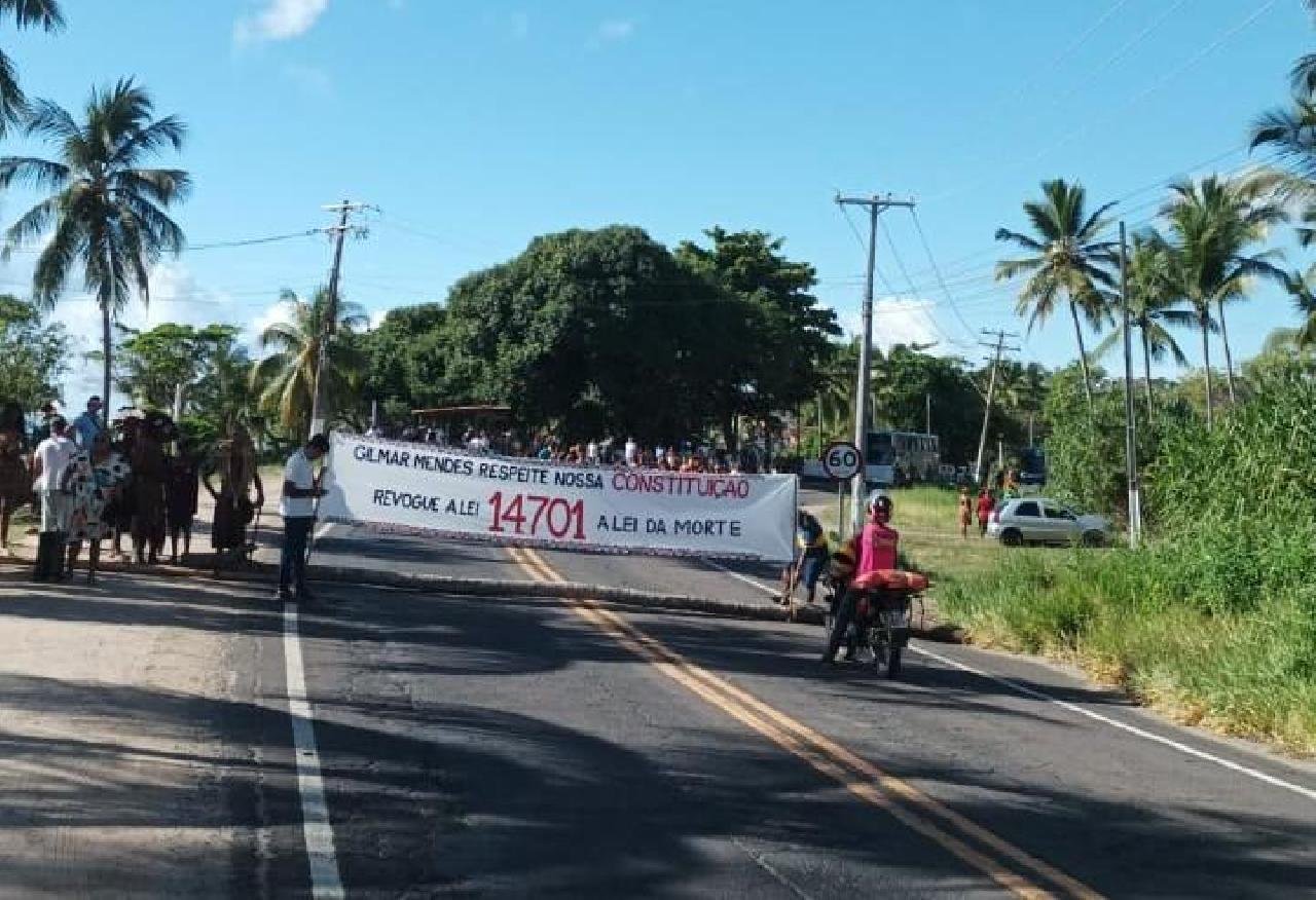 INDÍGENAS TUPINAMBÁS FECHAM A BA-001 EM PROTESTO CONTRA O MARCO TEMPORAL INDÍGENAS TUPINAMBÁS FECHAM A BA-001 EM PROTESTO CONTRA O MARCO TEMPORAL