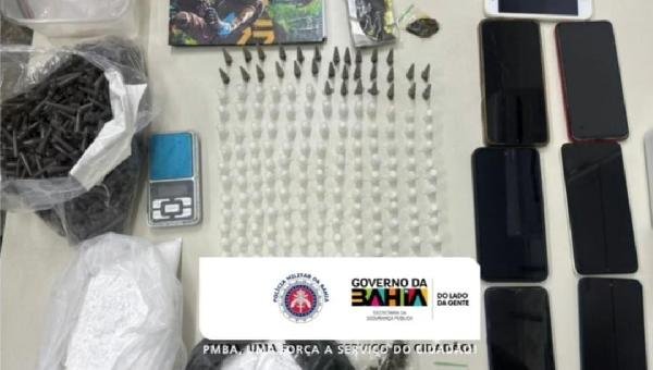 DROGAS E CELULARES SÃO APREENDIDOS NO BAIRRO BARRA DE ITAIPE, EM ILHÉUS