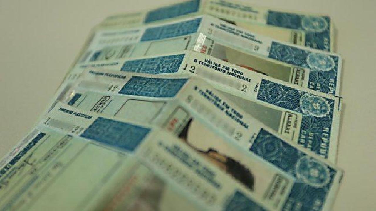56% SÃO CONTRA E 41%, A FAVOR DE AUMENTO DO LIMITE DA PONTUAÇÃO DA CNH PROPOSTO POR BOLSONARO, DIZ DATAFOLHA 56% SÃO CONTRA E 41%, A FAVOR DE AUMENTO DO LIMITE DA PONTUAÇÃO DA CNH PROPOSTO POR BOLSONARO, DIZ DATAFOLHA