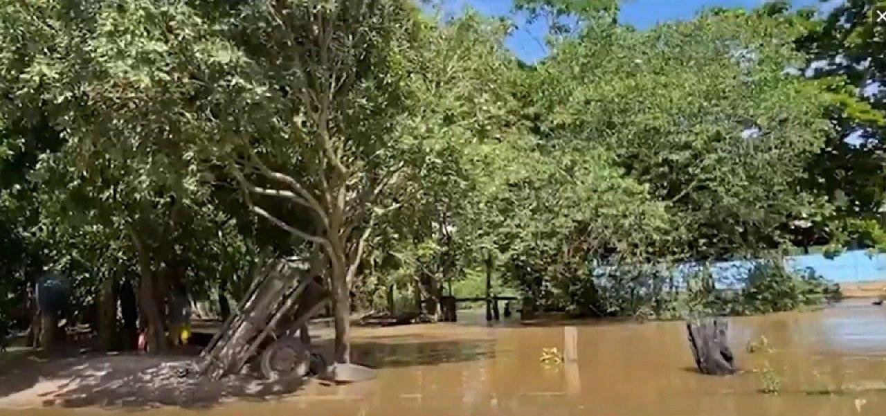 RUAS E CASAS FICAM ALAGADAS APÓS NÍVEL DE RIO SUBIR NA CIDADE DE MEDEIROS NETO RUAS E CASAS FICAM ALAGADAS APÓS NÍVEL DE RIO SUBIR NA CIDADE DE MEDEIROS NETO