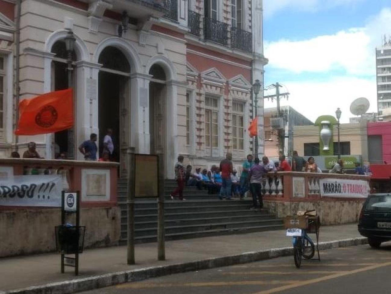 ILHÉUS: SERVIDORES DEMITIDOS OCUPAM ÁREA DO PALÁCIO PARANAGUÁ ILHÉUS: SERVIDORES DEMITIDOS OCUPAM ÁREA DO PALÁCIO PARANAGUÁ