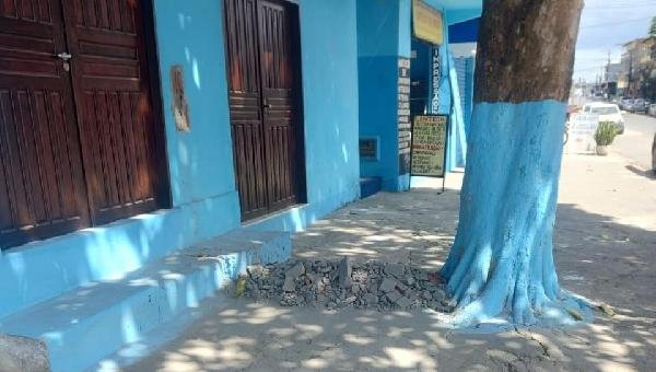 CONSTRUÇÃO IRREGULAR QUE OBSTRUÍA CALÇADA NO NELSON COSTA É REMOVIDA