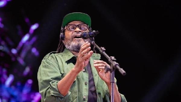 EDSON GOMES É INTERNADO EM UTI APÓS PASSAR MAL DEPOIS DE SHOW EM SALVADOR