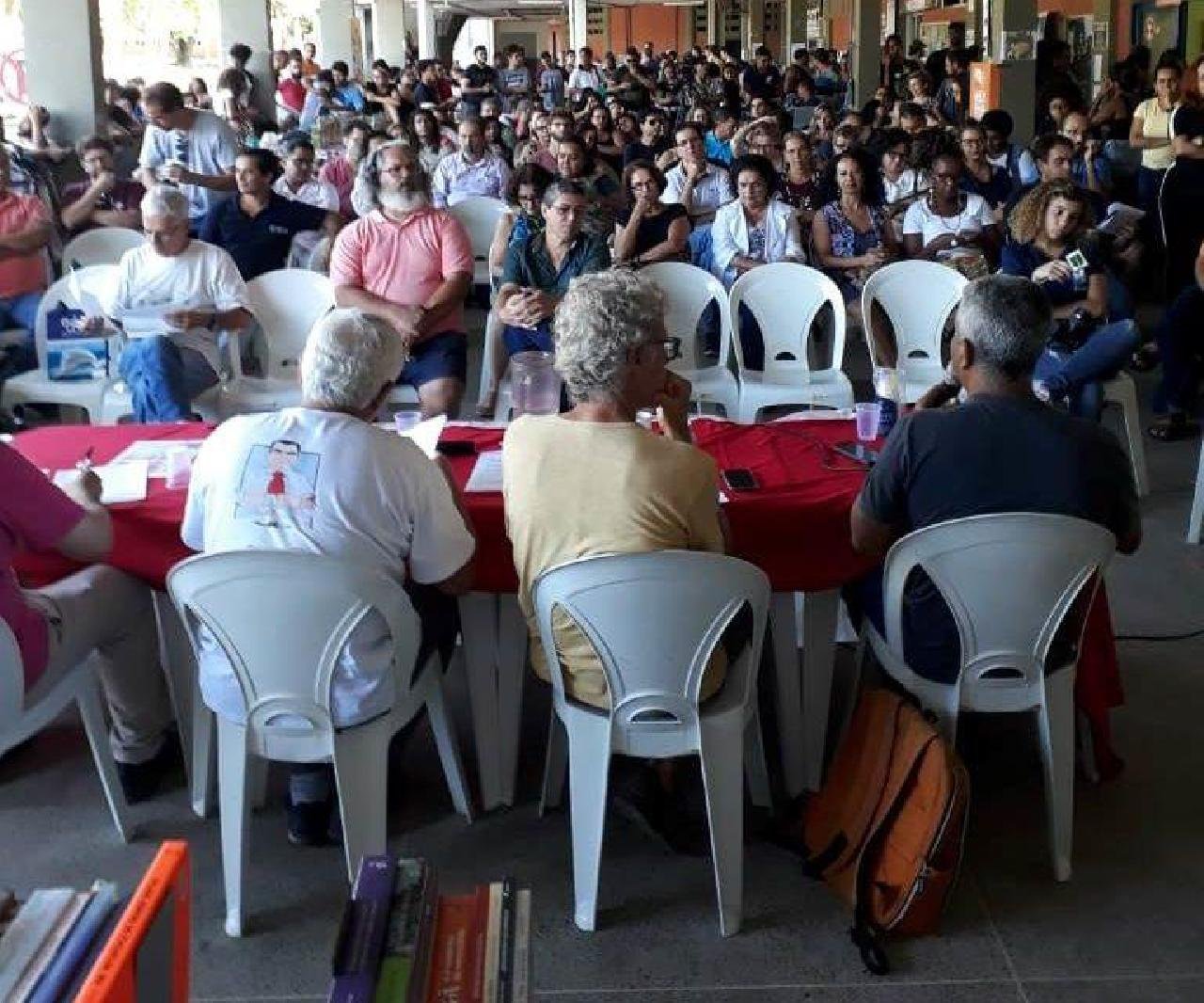 PROFESSORES DA UESC MANTÊM ESTADO DE GREVE E AGUARDAM RESPOSTA EFETIVA À PAUTA DE REIVINDICAÇÃO PROFESSORES DA UESC MANTÊM ESTADO DE GREVE E AGUARDAM RESPOSTA EFETIVA À PAUTA DE REIVINDICAÇÃO