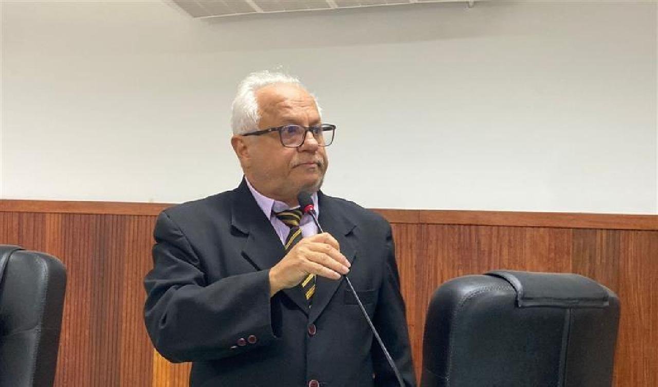 VEREADOR PAULO CARQUEIJA CRITICA ASSESSORA DO GOVERNADOR E A CHAMA DE “CARA PÁLIDA” EM SESSÃO NA CÂMARA DE ILHÉUS