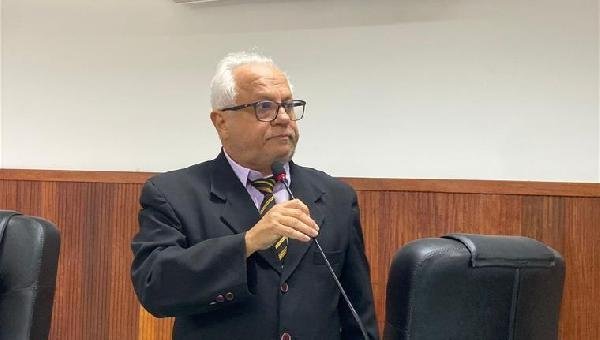 VEREADOR PAULO CARQUEIJA CRITICA ASSESSORA DO GOVERNADOR E A CHAMA DE “CARA PÁLIDA” EM SESSÃO NA CÂMARA DE ILHÉUS