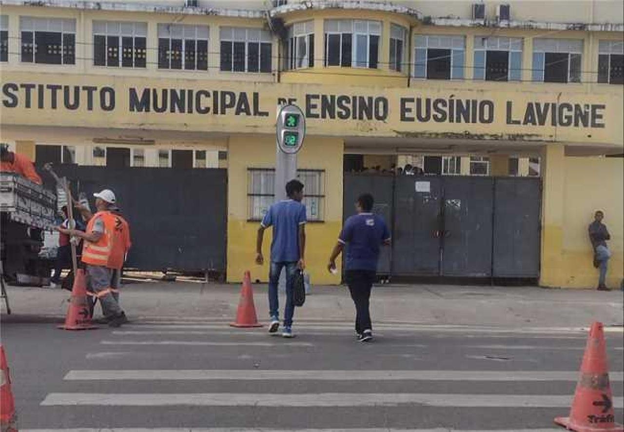 MUNICÍPIO INSTALA SEMÁFORO COM BOTOEIRA NA AVENIDA CANAVIEIRAS PARA GARANTIR SEGURANÇA NO TRÂNSITO MUNICÍPIO INSTALA SEMÁFORO COM BOTOEIRA NA AVENIDA CANAVIEIRAS PARA GARANTIR SEGURANÇA NO TRÂNSITO