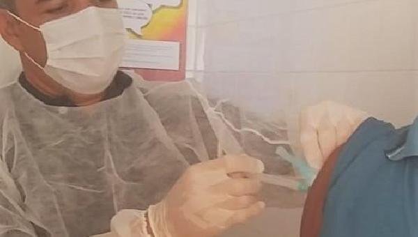 ILHÉUS INICIA VACINAÇÃO CONTRA A COVID-19 PARA PORTADORES DE HIV