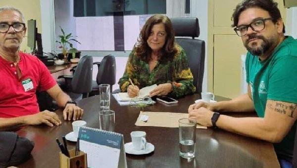 SINDICATO SE REÚNE COM REPRESENTANTES DA SEC E SAEB PARA DEFENDER DIREITOS DA REDE ESTADUAL 