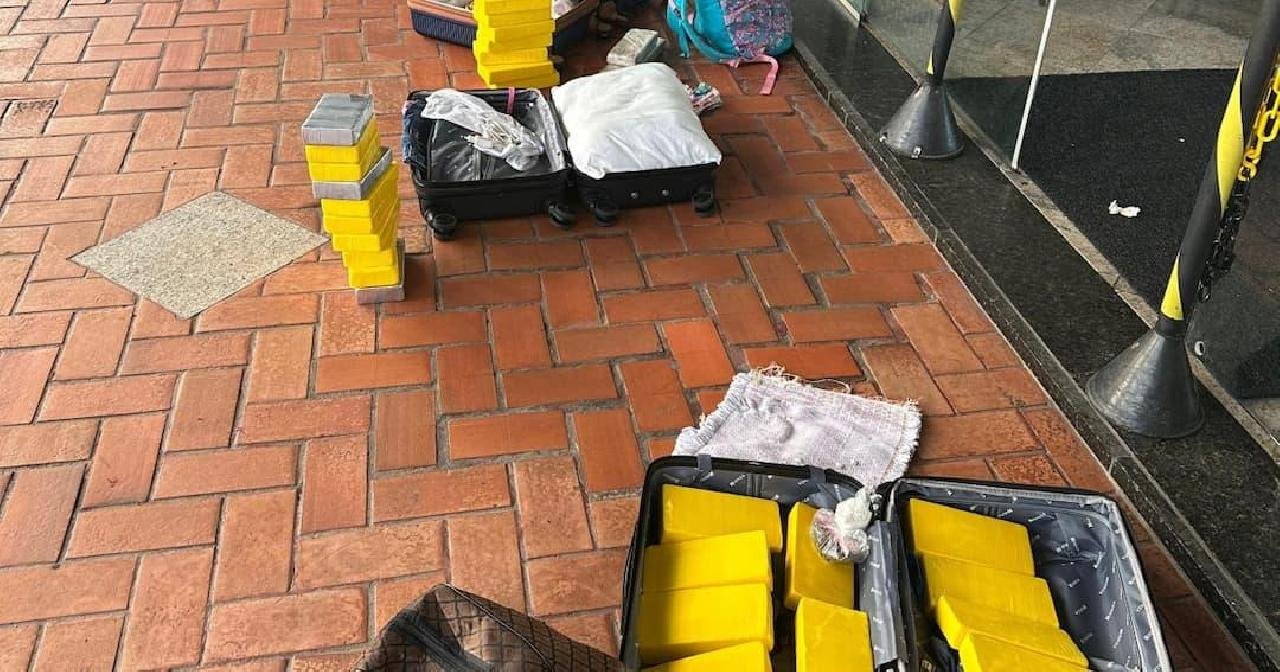 PASSAGEIRAS DE ÔNIBUS SÃO PRESAS COM 30 KG DE COCAÍNA EM VITÓRIA DA CONQUISTA PASSAGEIRAS DE ÔNIBUS SÃO PRESAS COM 30 KG DE COCAÍNA EM VITÓRIA DA CONQUISTA