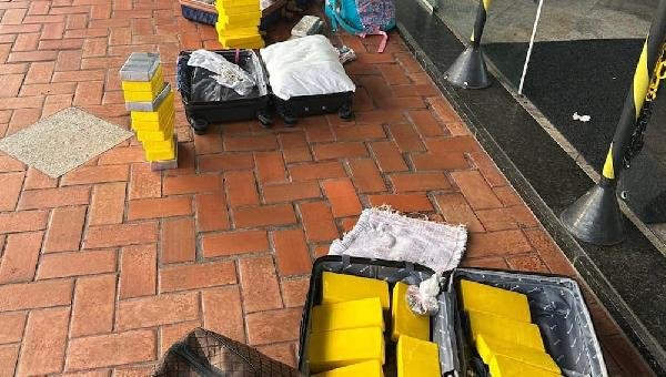 PASSAGEIRAS DE ÔNIBUS SÃO PRESAS COM 30 KG DE COCAÍNA EM VITÓRIA DA CONQUISTA