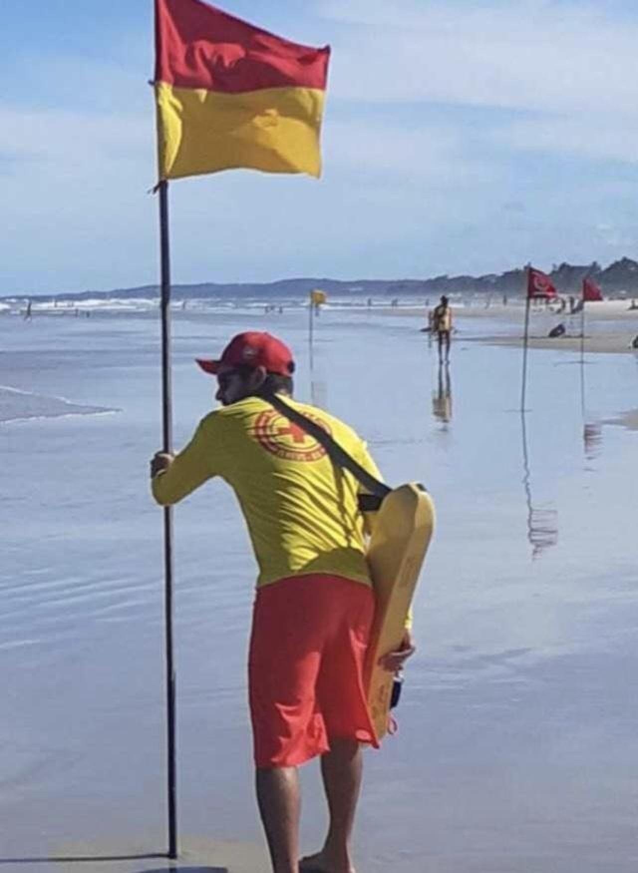 FERIADÃO DE PÁSCOA: SALVA-VIDAS REFORÇAM SEGURANÇA NAS PRAIAS; CONFIRA OS PONTOS FERIADÃO DE PÁSCOA: SALVA-VIDAS REFORÇAM SEGURANÇA NAS PRAIAS; CONFIRA OS PONTOS
