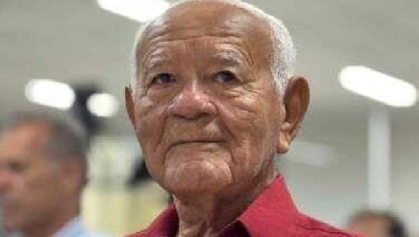ADVOGADO GILDÁSIO CAMPOS É HOMENAGEADO NA CÂMARA DE ILHÉUS PELOS SERVIÇOS PRESTADOS AO MUNICÍPIO