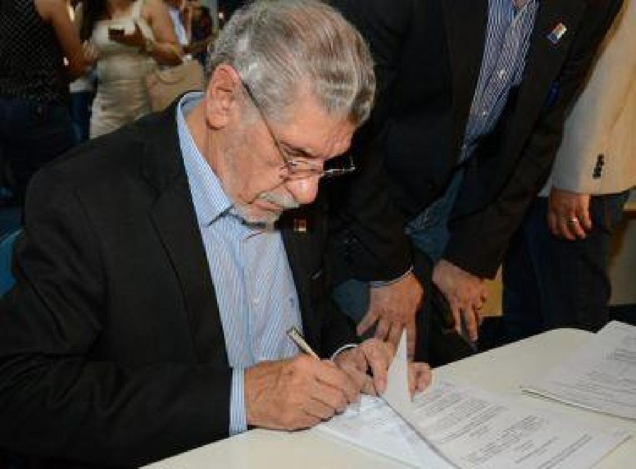 VITÓRIA DA CONQUISTA: PREFEITO PRORROGA FECHAMENTO DE COMÉRCIO POR UMA SEMANA VITÓRIA DA CONQUISTA: PREFEITO PRORROGA FECHAMENTO DE COMÉRCIO POR UMA SEMANA