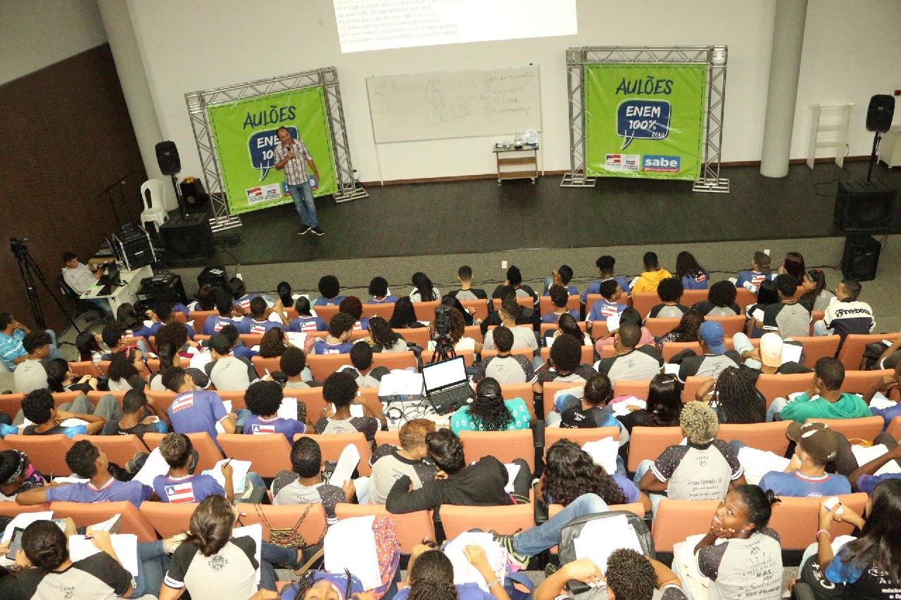 ESTUDANTES RECEBEM ORIENTAÇÕES PARA A REDAÇÃO DO ENEM ESTUDANTES RECEBEM ORIENTAÇÕES PARA A REDAÇÃO DO ENEM