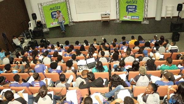 ESTUDANTES RECEBEM ORIENTAÇÕES PARA A REDAÇÃO DO ENEM