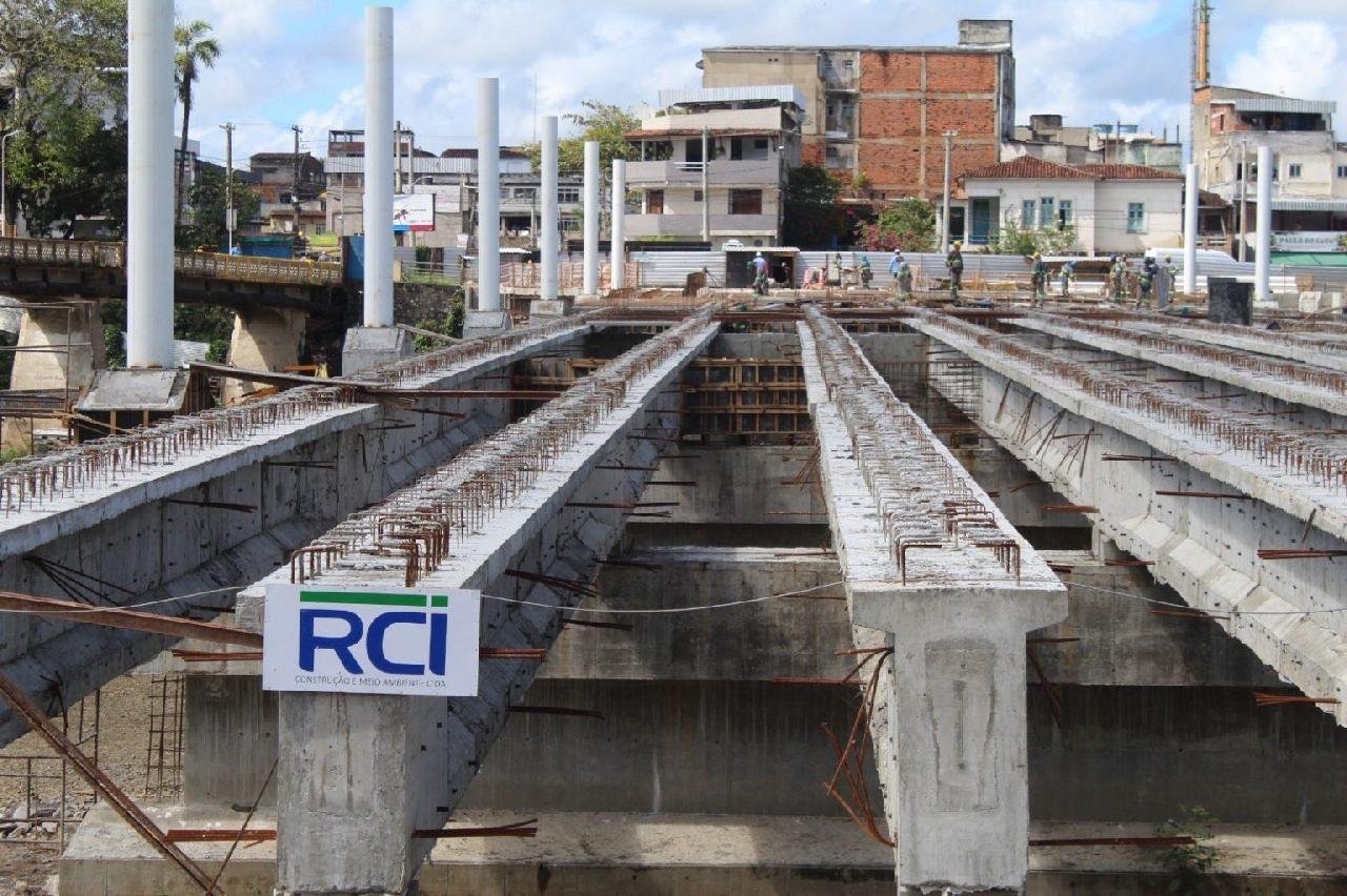 PONTE QUE LIGARÁ O CENTRO DE ITABUNA À NOVA BA-649 TEM 71% DE SUA ESTRUTURA DE CONCRETO CONCLUÍDA