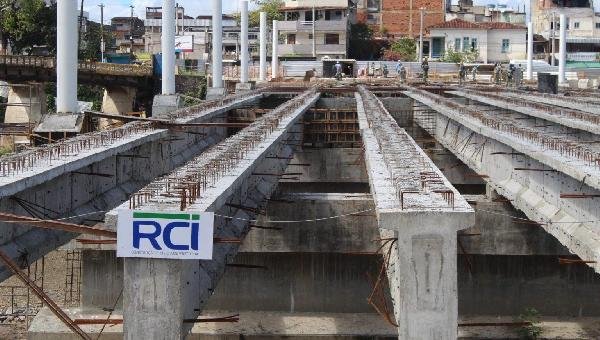 PONTE QUE LIGARÁ O CENTRO DE ITABUNA À NOVA BA-649 TEM 71% DE SUA ESTRUTURA DE CONCRETO CONCLUÍDA