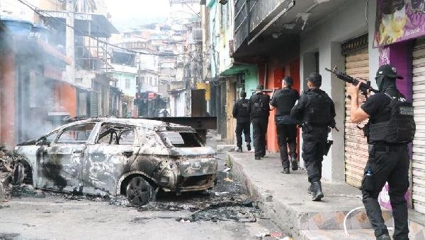 CORPO DE TARCÍSIO DA SILVA CARVALHO, LIGADO AO COMANDO VERMELHO, CHEGA A ILHÉUS APÓS MEGAOPERAÇÃO NO RIO DE JANEIRO
