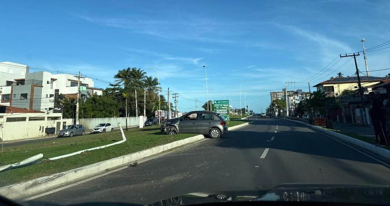 ACIDENTE NA BA-001: VEÍCULO SOBE EM CANTEIRO E ARRANCA POSTE NA ZONA SUL DE ILHÉUS ACIDENTE NA BA-001: VEÍCULO SOBE EM CANTEIRO E ARRANCA POSTE NA ZONA SUL DE ILHÉUS