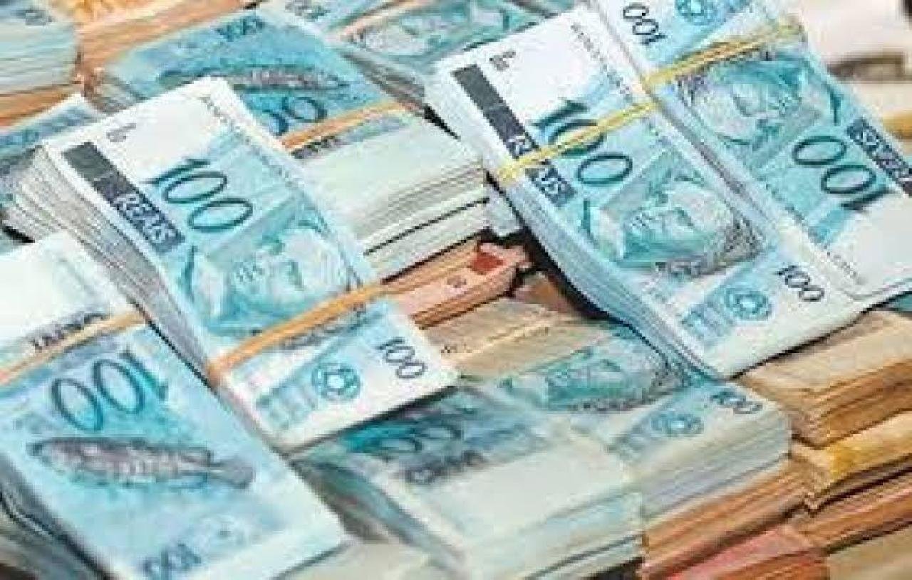 ILHÉUS: MARÃO QUER ECONOMIZAR QUASE R$ 1 MILHÃO COM CORTES DE SALÁRIOS ILHÉUS: MARÃO QUER ECONOMIZAR QUASE R$ 1 MILHÃO COM CORTES DE SALÁRIOS
