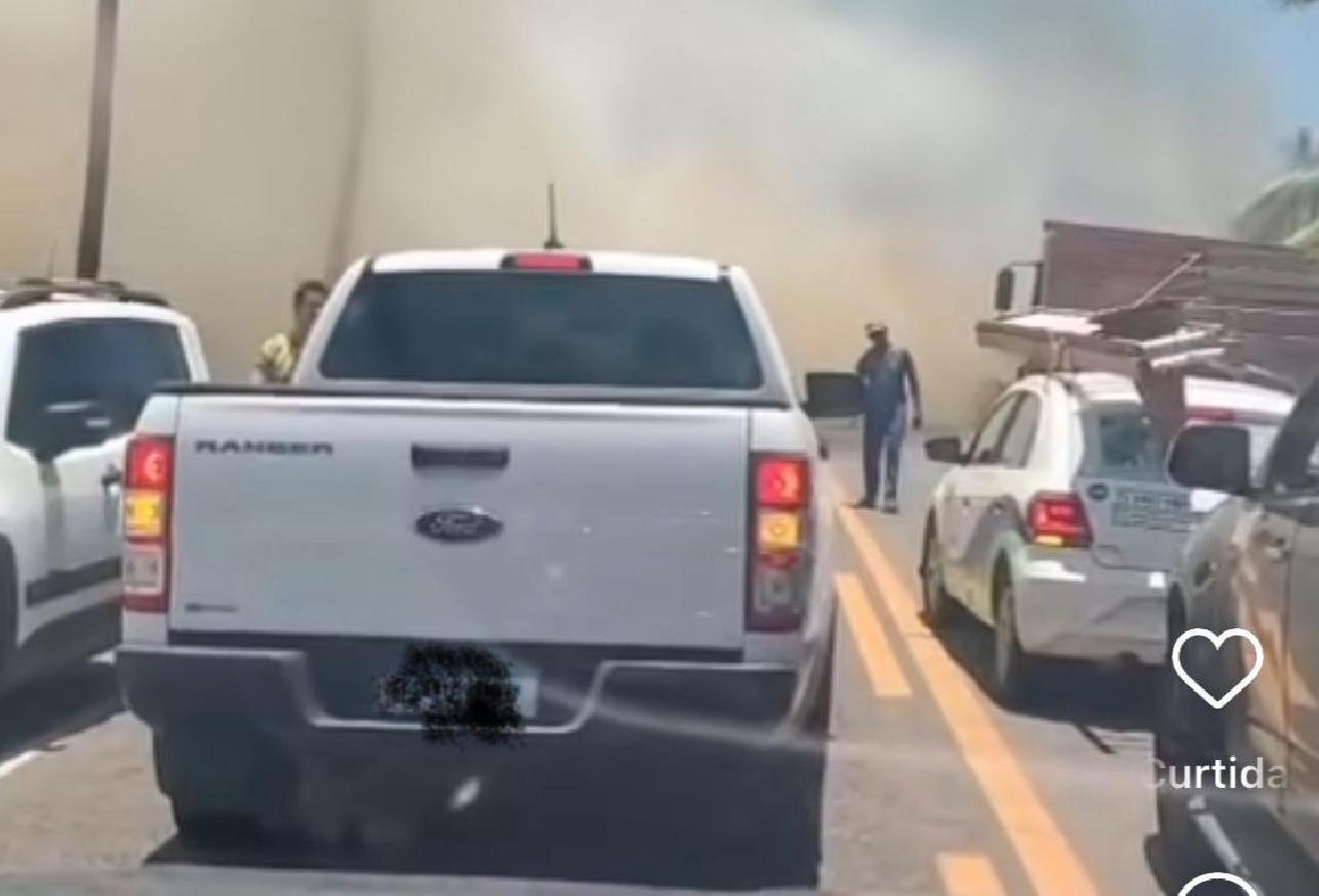 INCÊNDIO NA BA-001 DIFICULTA VISIBILIDADE DE MOTORISTAS NA REGIÃO DO CURURUPE, EM ILHÉUS INCÊNDIO NA BA-001 DIFICULTA VISIBILIDADE DE MOTORISTAS NA REGIÃO DO CURURUPE, EM ILHÉUS