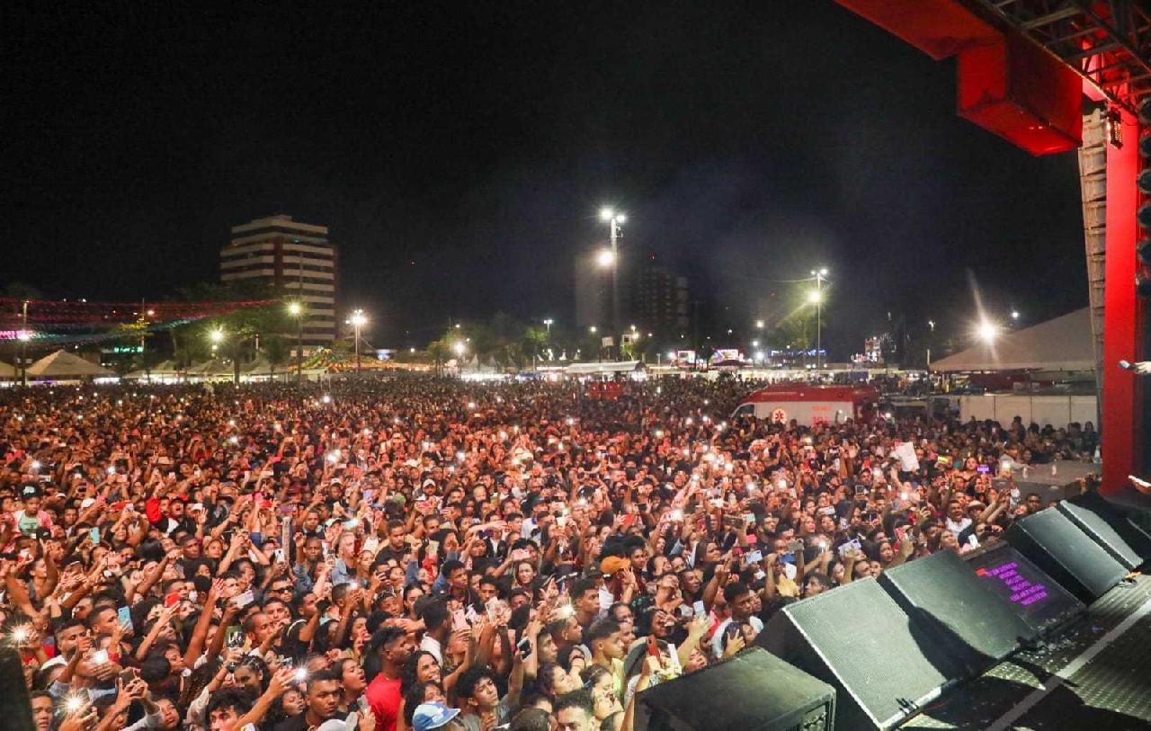 VIVA ILHÉUS BATE RECORDE DE PÚBLICO E REÚNE MAIS DE 100 MIL PESSOAS NA AVENIDA SOARES LOPES VIVA ILHÉUS BATE RECORDE DE PÚBLICO E REÚNE MAIS DE 100 MIL PESSOAS NA AVENIDA SOARES LOPES