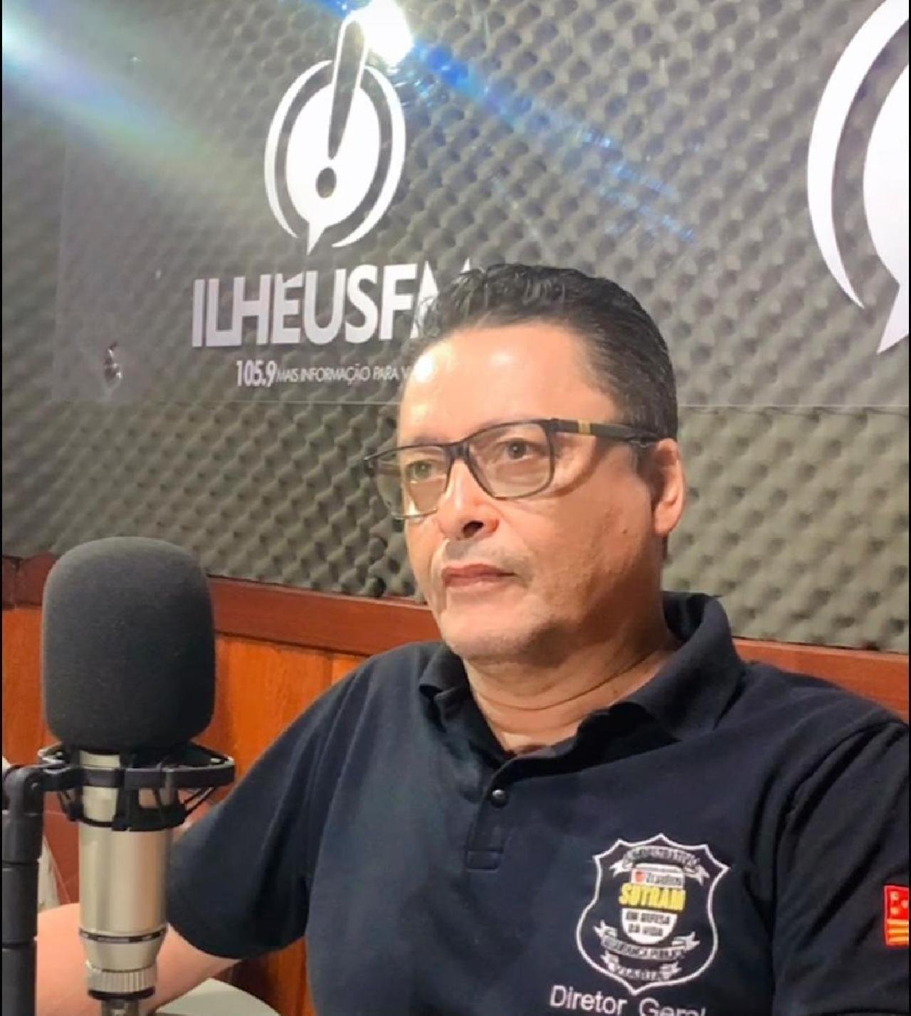 "É O QUE DETERMINA A LEGISLAÇÃO”, AFIRMA CLÁUDIO CARDOSO SOBRE LIMITE DE VELOCIDADE NAS VIAS E TAMANHO DAS PLACAS DE SINALIZAÇÃO EM ILHÉUS