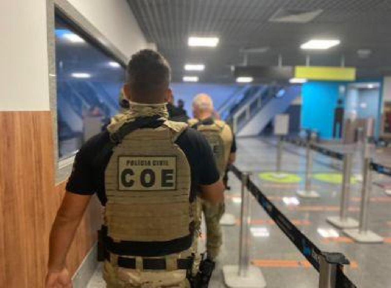 POLÍCIA PRENDE LÍDER DE GRUPO CRIMINOSO DE VERA CRUZ EM AEROPORTO POLÍCIA PRENDE LÍDER DE GRUPO CRIMINOSO DE VERA CRUZ EM AEROPORTO
