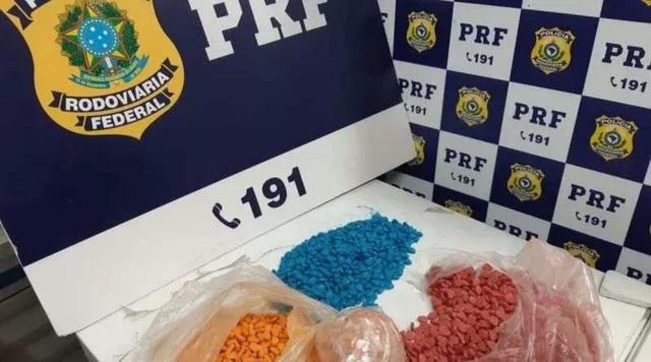 VITÓRIA DA CONQUISTA: HOMEM É PRESO AO SER FLAGRAO COM MIL COMPRIMIDOS DE ECSTASY NA MOCHILA VITÓRIA DA CONQUISTA: HOMEM É PRESO AO SER FLAGRAO COM MIL COMPRIMIDOS DE ECSTASY NA MOCHILA