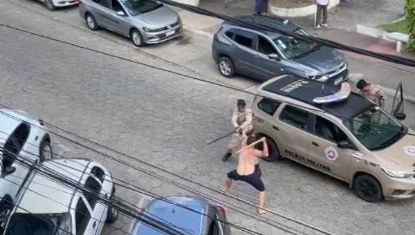 HOMEM É PRESO ACUSADO DE MATAR TIA A PAULADAS E ATACAR POLICIAIS