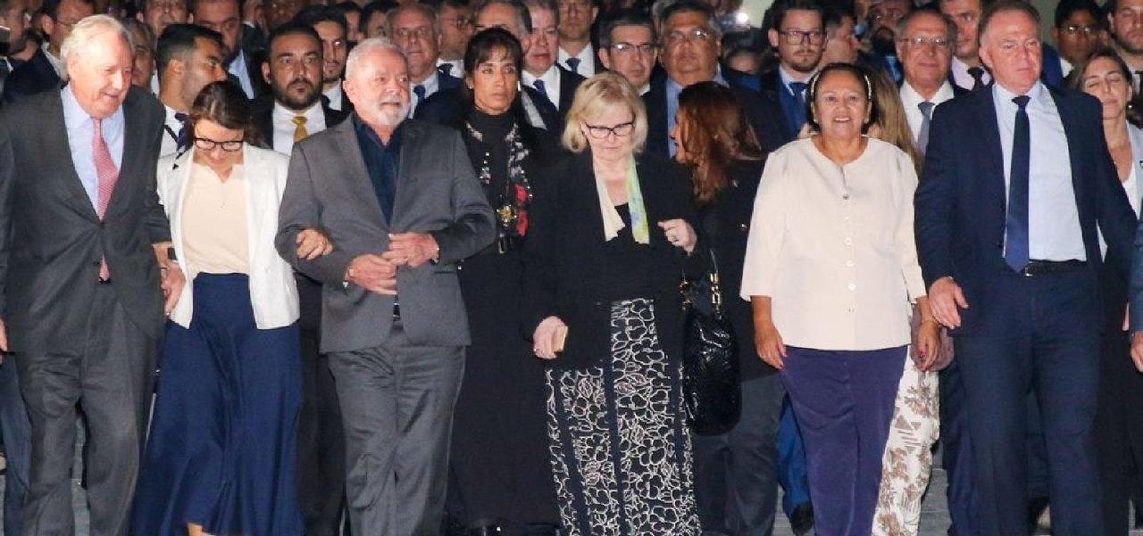EM ATO SIMBÓLICO, LULA CAMINHA COM GOVERNADORES E MINISTROS ATÉ O STF