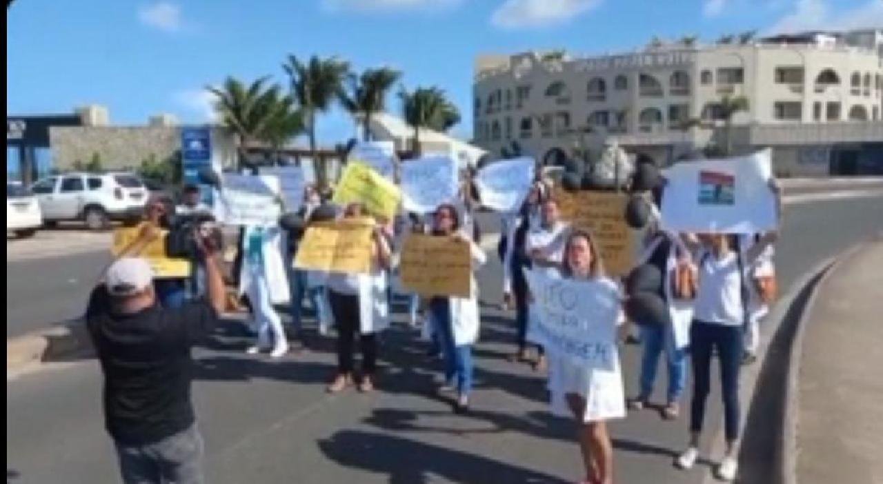 ILHÉUS: PROFISSIONAIS DE ENFERMAGEM FAZEM PROTESTO CONTRA SUSPENSÃO DA LEI DO PISO SALARIAL ILHÉUS: PROFISSIONAIS DE ENFERMAGEM FAZEM PROTESTO CONTRA SUSPENSÃO DA LEI DO PISO SALARIAL
