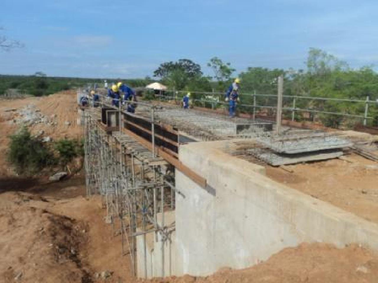 BAMIN PARALISA OBRAS DA FIOL 1F E DEMITE 300 TRABALHADORES BAMIN PARALISA OBRAS DA FIOL 1F E DEMITE 300 TRABALHADORES
