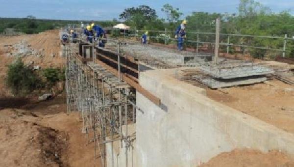BAMIN PARALISA OBRAS DA FIOL 1F E DEMITE 300 TRABALHADORES