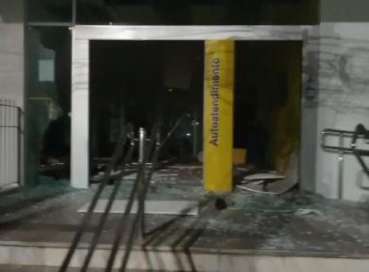 UBAÍRA: QUADRILHA TOMA 05 PESSOAS COMO REFÉM E USA VÍTIMAS EM ATAQUE A BANCO