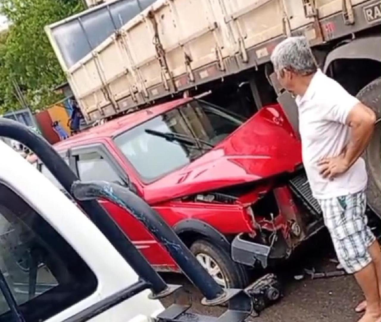 CARRO E CARRETA BATEM DE FRENTE NA ZONA SUL DE ILHÉUS E TRÂNSITO FICA CONGESTIONADO