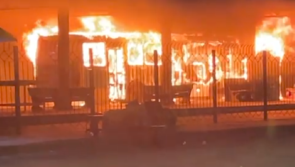ÔNIBUS PEGA FOGO NO TERMINAL URBANO DE ILHÉUS 