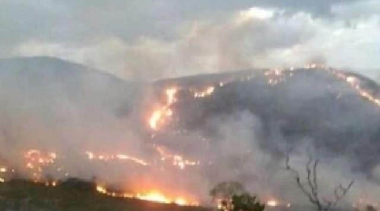 INCÊNDIO DE GRANDES PROPORÇÕES ATINGE RIO DE CONTAS INCÊNDIO DE GRANDES PROPORÇÕES ATINGE RIO DE CONTAS