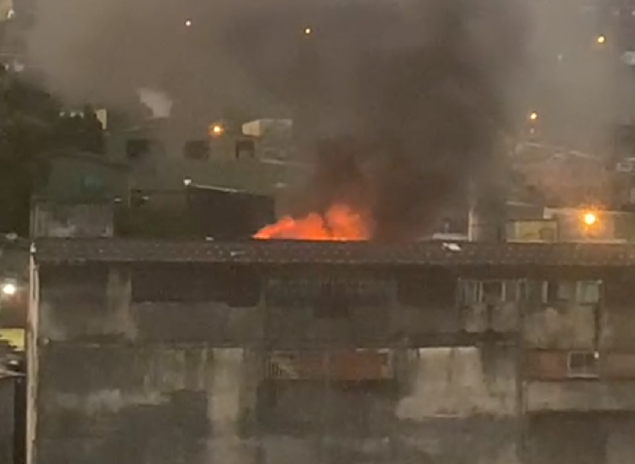 INCÊNDIO DE GRANDE PROPORÇÃO ATINGE IMÓVEL NA AVENIDA UBAITABA, EM ILHÉUS