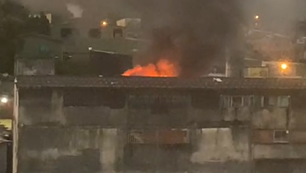 INCÊNDIO DE GRANDE PROPORÇÃO ATINGE IMÓVEL NA AVENIDA UBAITABA, EM ILHÉUS