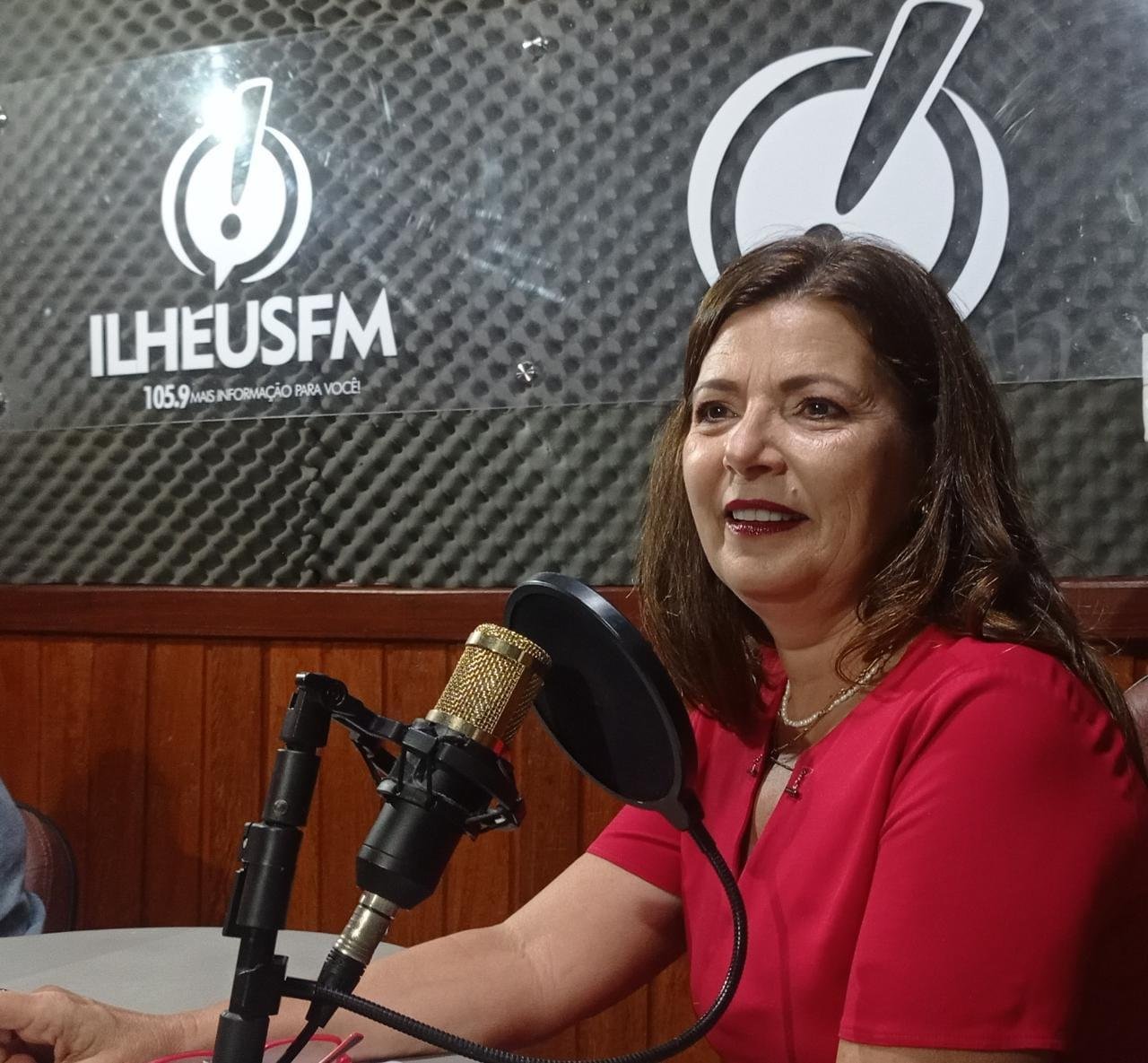 "TEMO QUE SEQUER A ASSESSORIA DELE CONHEÇA DO ASSUNTO" DIZ SECRETÁRIA ADÉLIA AO REBATER FALAS DE ACM NETO "TEMO QUE SEQUER A ASSESSORIA DELE CONHEÇA DO ASSUNTO" DIZ SECRETÁRIA ADÉLIA AO REBATER FALAS DE ACM NETO